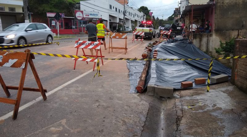 Deslizamento na avenida Monte Sião