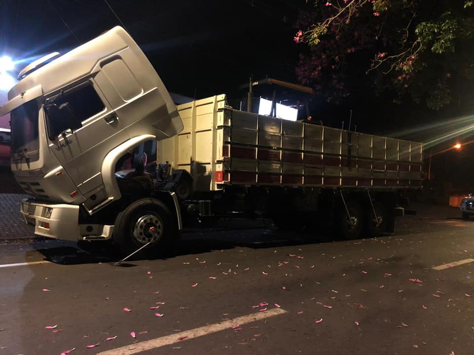 caminhão e dois tratores roubados