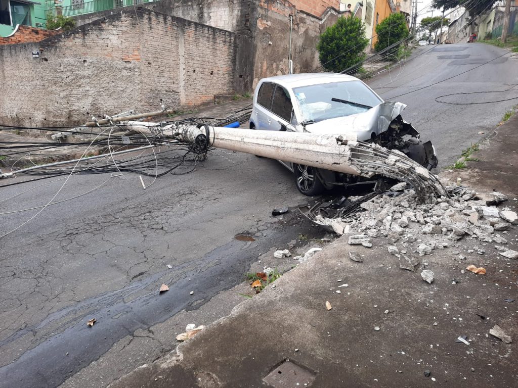 colisões em postes