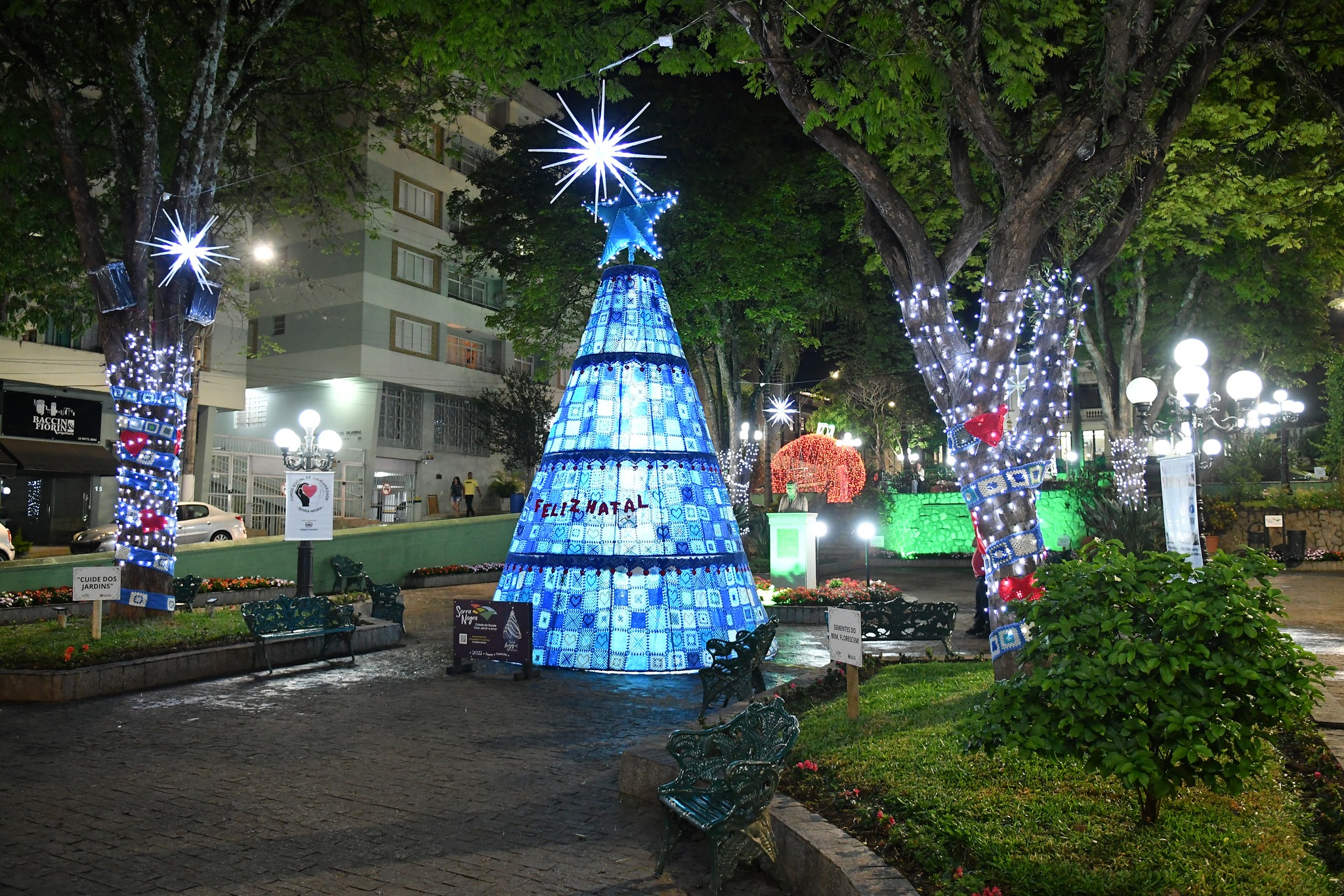 Árvore de Natal em crochê é uma das atrações em Serra Negra