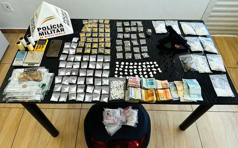 Motorista de aplicativo é preso e com drogas e mais de R$ 9 mil na MG-290