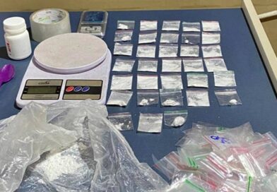 Mulher em surto joga papelotes de cocaína pela janela e acaba presa em Monte Sião