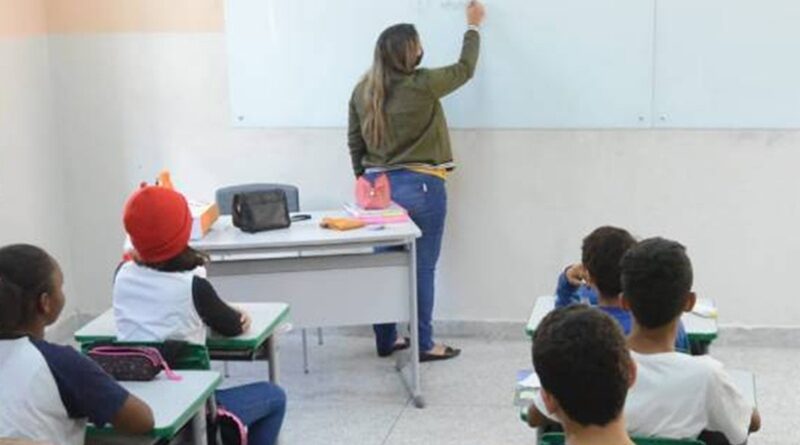 Governo de Minas nomeia primeiro lote do concurso público da Educação