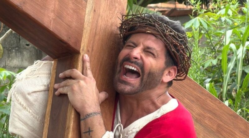 Henri Castelli encena “A Paixão de Cristo” em Lindoia, Socorro e Monte Sião Henri Castelli encena “A Paixão de Cristo” em Lindoia, Socorro e Monte Sião